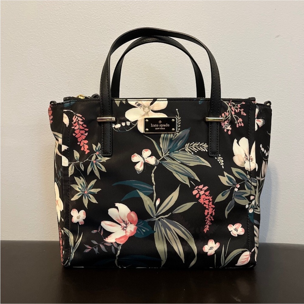 Kate Spade Wilson Road Alyce in pattern color Botanical with gold hardware.
